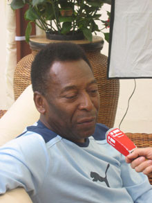 Pelé sempre participou de jogos amistosos com fins humanitários.Foto: Patrice Tharreau