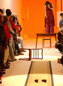 Mariana Lima e o público durante o espetáculo “A Paixão segundo G.H”, na Cidade Universitária, em Paris.Foto: Roberto Setton