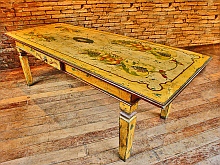 Mesa fabricada com madeira de demolição e decorada com pintura em policromia.Foto: Artmorfose