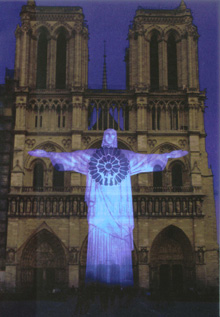 Imagem do Cristo Redentor projetada sobre a fachada da catedral de Notre Dame, em Paris.DR