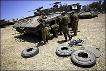 As forças palestinas, sob pressão dos tanques israelenses, estão procurando o soldado sequestrado.   Foto: AFP