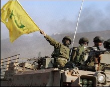 Soldados israelenses agitam uma bandeira do Hezbollah, na fronteira do sul do Líbano.Foto : Yoav Lemme/AFP