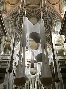 O prédio sóbrio do Panteon, em Paris, serve de galeria excepcional para o “corpo espacial” montado por Ernesto Neto.  Foto: Marc Domage/Festival d'Automne