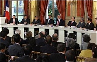 O presidente francês e os representantes da Rússia, Estados Unidos, China, Japão, Coréia do Sul, Índia e União Européia assinam o tratado Iter.Foto:AFP