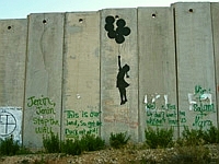 O muro construído por Israel dificulta a vida dos palestinos da Cisjordânia e gera indignação.  Foto: Karim Lebhour/RFI