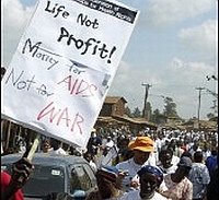 Afirmando que um outro mundo é possível, cerca de 2 mil manifestantes percorreram as favelas de Nairóbi.Foto: AFP