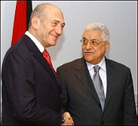 O premiê isralense Ehud Olmert (esq.), e o presidente palestino Mahmud Abbas durante a cúpula israelo-árabe de Sharm el-Sheik, no dia 25 de junho. Foto:AFP
