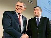 Os presidentes da Gaz de France, Jean-François Cirelli, e da Suez, Gérard Mestrallet, serão respectivamente vice-presidente e presidente do novo gigante de energia.  Foto: AFP