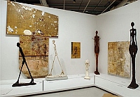 Fragmentos de seu atelier de Paris foram conservados pela família e estão expostos ao lado das obras no Beaubourg.   Foto: AFP