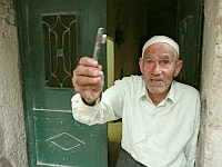 Abdelaziz Hassan Chmare mora no campo de refugiados palestinos de El Amari, na Cisjordânia, mas a velha chave é de sua casa em Anab, no interior da Israel.   Foto: Kharim Lebhour/RFI