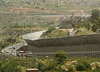 Israel gostaria que o muro que o separa da Cisjordânia fosse temporário. Por enquanto, a obra foi suspensa, o que não significa que ela  tenha terminado.  Foto: Elcio Ramalho/RFI