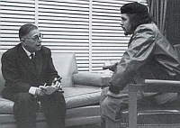 Maio de 68 tinha reivindicações distantes das idéias revolucionárias de Che Guevara, (à dir.) que já estava morto. Na França, o escritor Jean-Paul Sartre (à esq.) foi vaiado pelos estudantes, que o achavam ultrapassado. DR