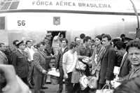 Desembarque do Hércules da FAB, no aeroporto da Cidade do México, em setembro de 69, junto com outros companheiros, entre eles, Vladimir Palmeira.  Foto: arquivo pessoal