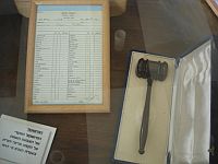 O martelo e a cópia da Ata da Assembléia Geral da ONU, presidida pelo diplomata brasileiro Osvaldo Aranha, são os dois principais documentos do museu do kibutz. Foto: Elcio Ramalho / RFI  