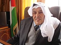 O prefeito, Adib Youssef Haq, no gabinete da prefeitura de Deir Debwan. Foto : Elcio Ramalho / RFI 