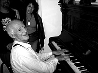José Celso Martinez Correa comemorou neste primeiro fim-de-semana de maio em São Paulo os 50 anos do Teatro Oficina cantando e tocando piano.Foto: UzynaUzona