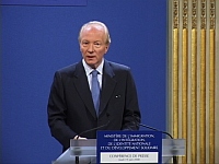 Durante a entrevista coletiva, o ministro francês da Imigração, Brice Hortefeux, comentou que imigrantes clandestinos brasileiros pagaram até 200 euros por um documento português falso, para conseguirem trabalho na França. Foto: Elcio Ramalho / RFI