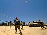 Soldados israelenses jogam voleibol perto da fronteira com a Faixa de Gaza, na quarta-feira, 18.
Foto: Reuters