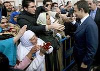 Premiê José Luiz Rodrigues Zapatero cumprimenta imigrantes em Ceuta, enclave espanhol na África. Foto: AFP