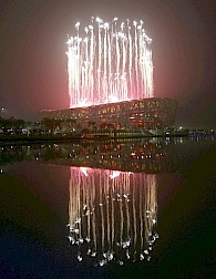 Fogos de artifício transformaram o estádio em chafariz.  Foto: Reuters