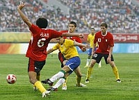 Hernanes chuta a bola entre os zagueiros belgas para marcar o único gol da partida.  Foto: Reuters