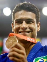 Leandro Guilheiro exibe sua segunda medalha de bronze seguida em Jogos Olímpicos. Alaor Filho / Divulgação COB