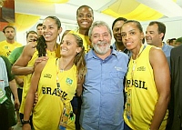 Logo ao desembarcar em Pequim, o presidente Lula visitou a Vila Olímpica e almoçou com os atletas brasileiros. Foto: Alaor Filho / Divulgação COB 