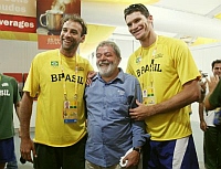 O presidente Lula tirou fotos com a dupla brasileira de vôlei de praia, Márcio, (à esq.) e  Fábio Luiz (à dir.).Foto: Alaor Filho / Divulgação COB 