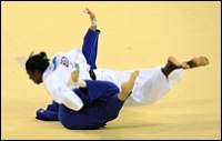 A brasiliense Ketleyn Quadros (branco) durante a luta contra a coreana Sinyoung Kang.  Foto: Washington Alves / Divulgação 