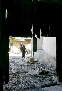 O vilarejo sul-ossetiano de Tkviani, na fronteira com a Geórgia, foi bombardeado pelas forças russas que tentam neutralizar a influência da OTAN no Cáucaso.  Foto: Reuters