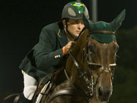 O brasileiro Bernado Alves montando o cavalo Chupa Chups, durante competição em Pequim.  Foto : Reuters