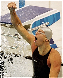 O nadador brasileiro Cesar Cielo vibra ao saber que levou o bronze na prova dos 100 metros livre.  Foto: COB 