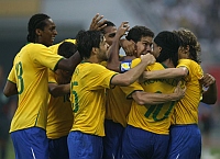Jogadores brasileiros comemoram o gol de Hernanes que garantiu uma estréia com vitória nas Olimpíadas.   Foto: Reuters