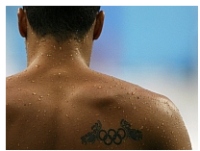 A tatuagem do saltador brasileiro Cassius Duran chama a atenção dos fotógrafos no Cubo Aquático.  Foto: Reuters