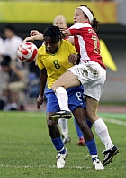 Formiga (à esq.) luta pela bola com Lene Storlokken, da Noruega, nas quartas de final do futebol feminino. Foto: Reuters/Sergio Moraes