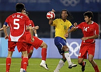 Em muitos lances contra a China, Ronaldinho Gaúcho não conseguiu se livrar da marcação.  Foto : Reuters