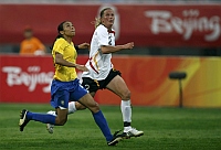 A brasileira Marta (à esq.) disputa a bola com a alemã Kerstin.Foto: Reuters