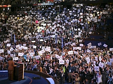 Empunhando cartazes de apoio à senadora de Nova Iorque, muitos hillaristas declararam preferir votar em McCain pela experiência do republicano.  Foto: Reuters