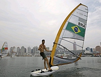 O velejador brasileiro Ricardo Santos, o Bimba, que compete na categoria RS:X, treina nesta segunda-feira em Qingdao, na China.  Foto: Reuters