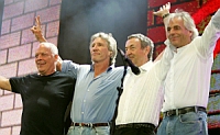Da esquerda para a direita, Dave Gilmore, Roger Waters, Nick Mason e Rick Wright, em julho de 2005, no concerto do Live-8, no Hyde Park, em Londres.  Foto: Reuters