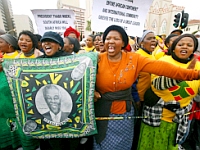 Em frente ao Parlamento, na Cidade do Cabo, manifestantes de diferentes partidos foram defender Thabo Mbeki.  Foto: Reuters