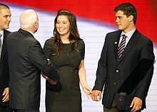 John McCain cumprimenta a filha grávida de Sarah Palin, Bristol, e o namorado dela.   Foto: Reuters