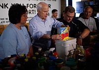 John McCain, candidato Republicano à presidência norte-americana, prepara ajuda de emergência para as vítimas do furacão Gustav, em Waterville, no estado de Ohio, no dia primeiro de setembro de 2008. Foto: Reuters