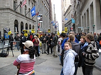 Manifestantes protestam nas ruas de Nova Iorque contra a ajuda do governo aos bancos. Foto: Maria Emilia Alencar / RFI 