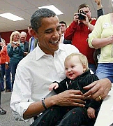 O candidato democrata, Barack Obama, segura um bebê em um comitê eleitoral de Brighton, Colorado  Foto: Reuters