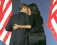 Barack e Michelle quebraram a formalidade da cerimônia de celebração da vitória, em Chicago.  Foto: Reuters