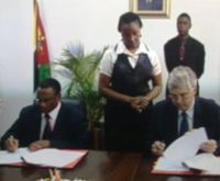 Assinatura do acordo entre o Ministro Moçambicano da Planificação e Desenvolvimento Aiuba Cuéréneia e o Director Regional do Banco Mundial Michael Baxter.  Foto : Carlos Jossia