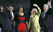 O presidente eleito e o vice Joe Biden com as respectivas esposas, Michelle Obama e Jill Biden.  Foto: Reuters