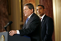 O presidente americano, Barack Obama, escuta o discurso de Richard Holbrooke, enviado especial para o Afeganistão e Paquistão.
 Foto: Reuters