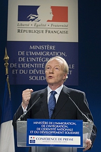 O ministro francês da Imigração e Identidade Nacional, Brice Hortefeux, durante anúncio do número de clandestinos que deixaram a França em 2008. Fot: Reuters